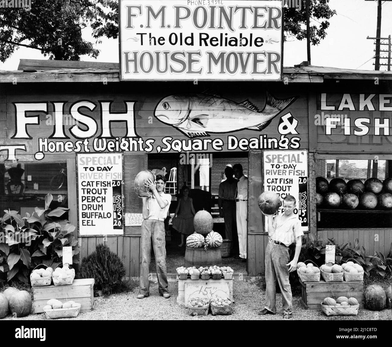 Straßenstand in der Nähe von Birmingham / Roadside Store zwischen Tuscaloosa und Greensboro, Alabama von Walker Evans, 1936 Stockfoto