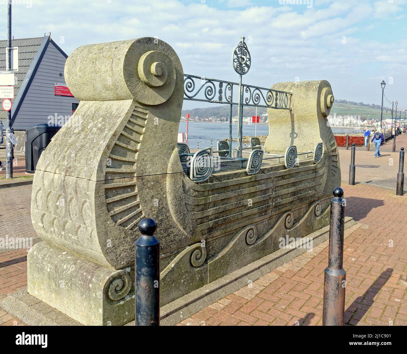 Largs, Schottland, Großbritannien 24.. März 2022. UK Wetter: :magnus der Wikinger ein weiterer sonniger Tag sah sommerliches Wetter mit steigenden Temperaturen und einem Sunny Largs, der für seine Fähre nach millport berühmt ist, wikingerschlacht mit der berühmten Statue und dem Longboat-Kunstwerk und danielle Nardinis Family Ice Cream Palace, angeblich das beste Eis in schottland. Credit Gerard Ferry/Alamy Live News Stockfoto