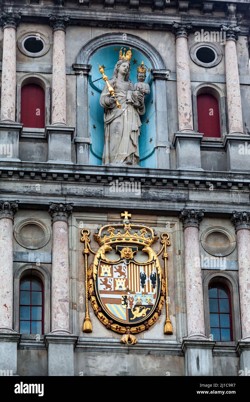 Die Statue der Jungfrau Maria mit dem Jesuskind und dem spanischen Wappen an der Fassade des Rathauses von Antwerpen, Belgien Stockfoto