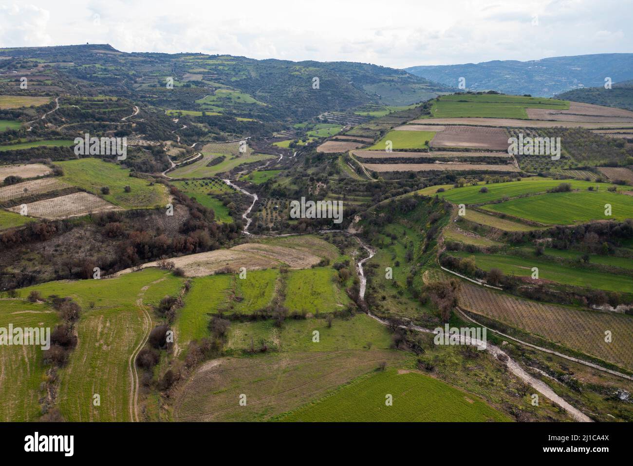 Luftaufnahme der typischen Landschaft im Weinanbaugebiet des Ezousa-Tals, Pafos-Distrikt, Zypern Stockfoto