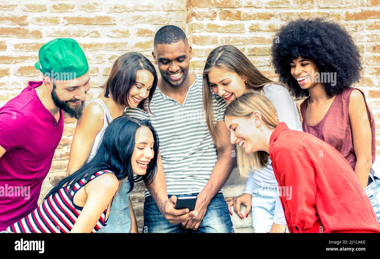 Millennials beste Freunde mit Smartphone im städtischen College-Hinterhof - Junge Menschen süchtig nach Handy - Technologie und Freundschaftskonzept s Stockfoto