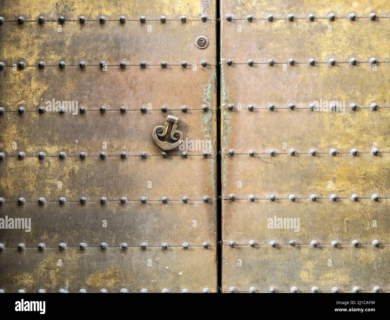 Arabische Tür aus goldenem Metall Stockfoto