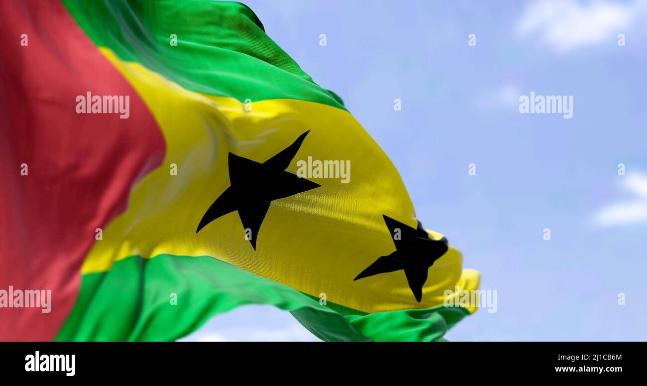 Detail der Nationalflagge von São Tomé und Príncipe, die an einem klaren Tag im Wind winken. São Tomé und Príncipe ist ein Inselstaat im Golf von Guin Stockfoto
