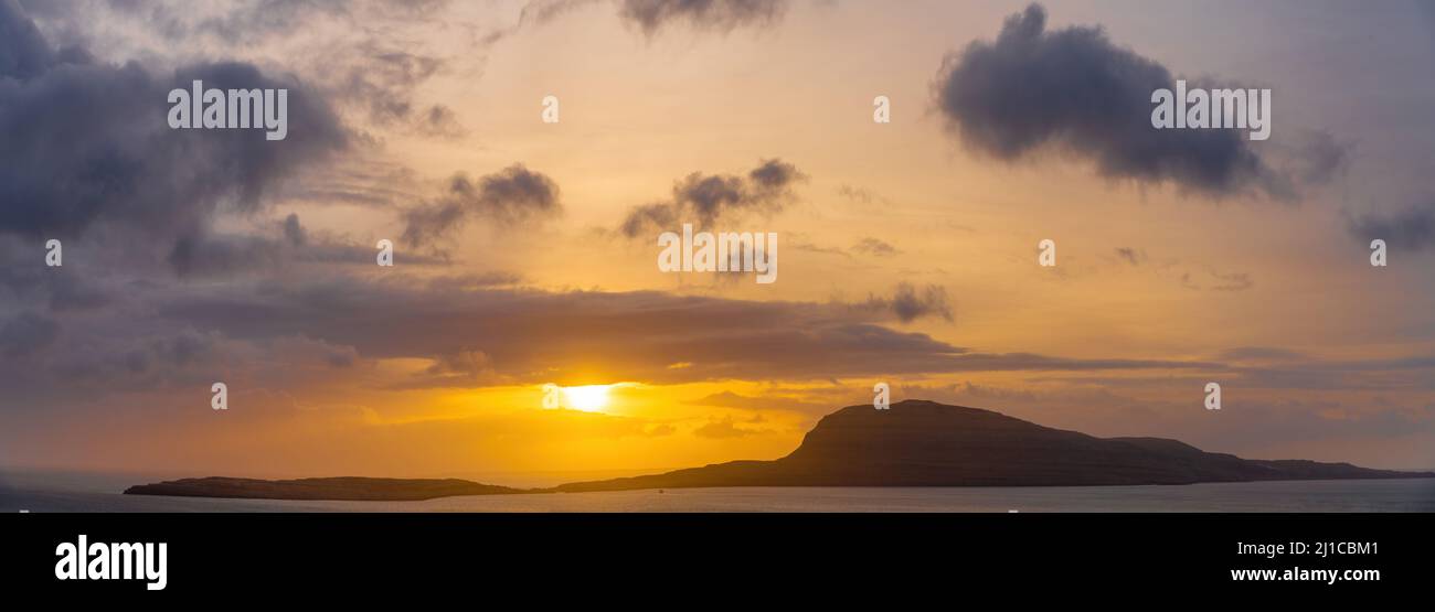 Sonnenaufgang über der Insel Nólsoy, Färöer-Inseln. Stockfoto