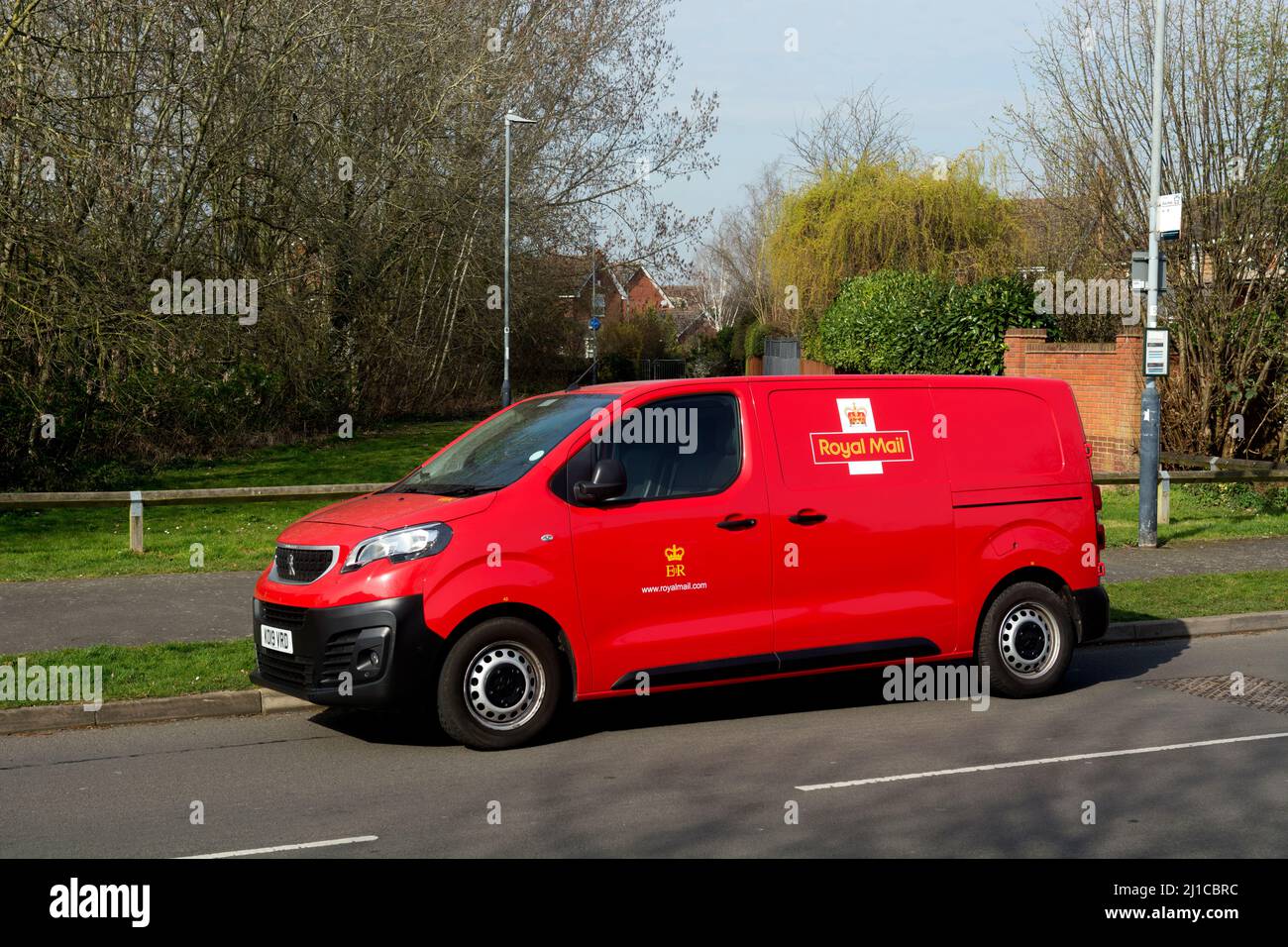 Ein Peugeot Royal Mail-Van auf dem Wohngebiet Chase Meadow, Warwick, Warwickshire, Großbritannien Stockfoto