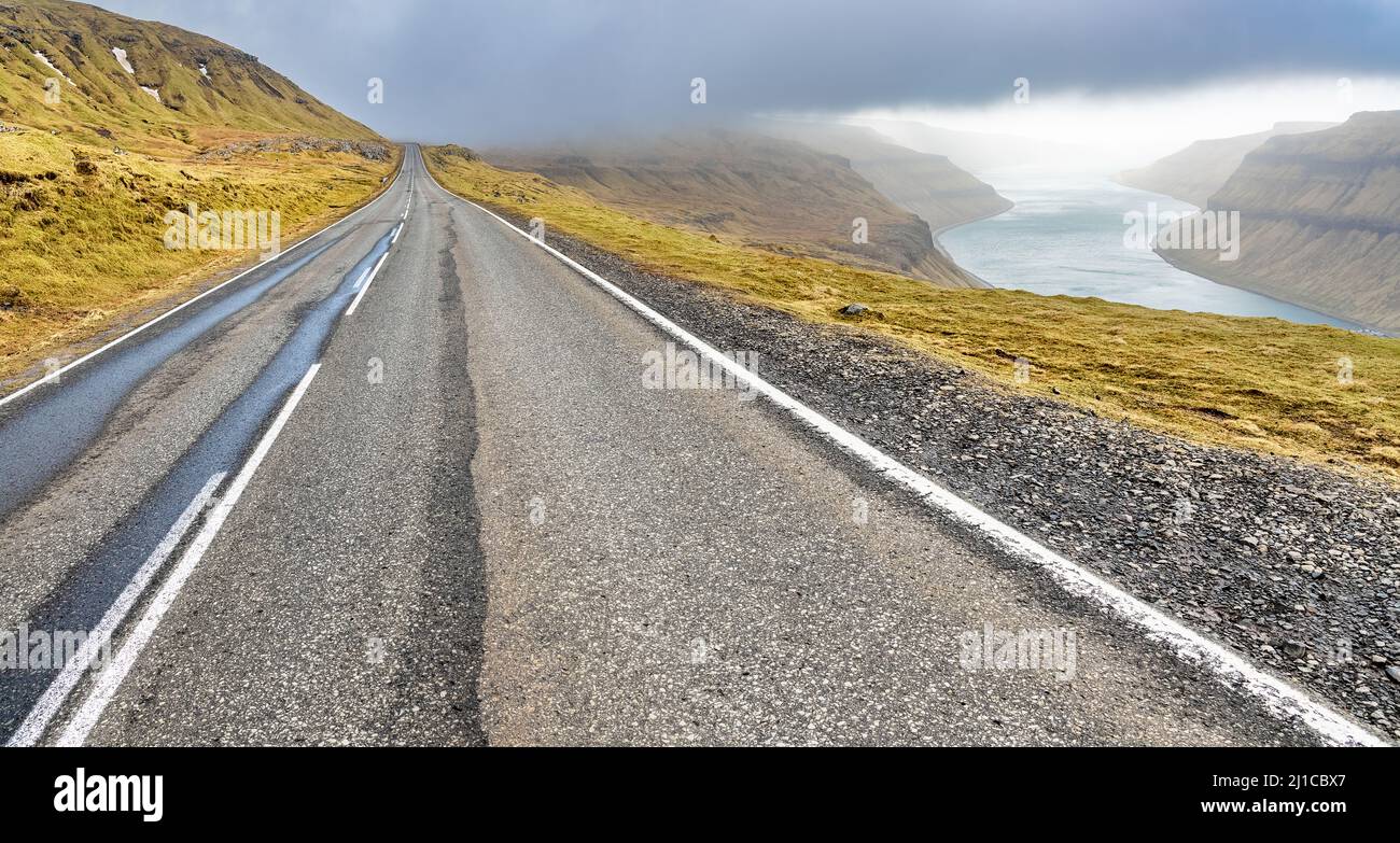 Ein typischer Blick auf die dramatische Landschaft der Färöer-Inseln. Stockfoto