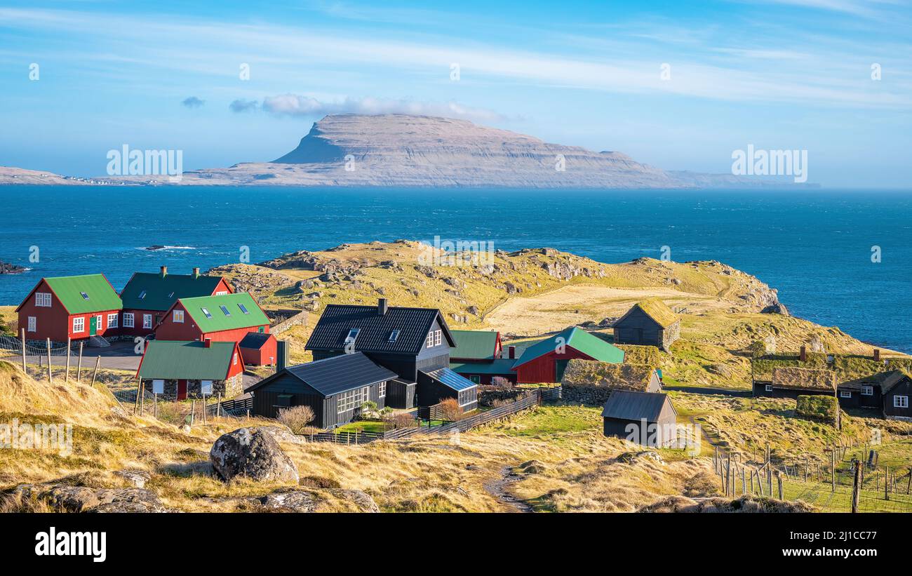 Färöer-Inseln; 21. März 2022 - Ein kleines Dorf mit Blick auf die Insel Nólsoy auf den Färöer-Inseln. Stockfoto
