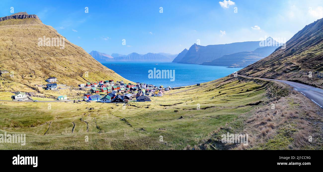 Ein Panoramablick auf das Dorf Funningur auf den Färöern Stockfoto