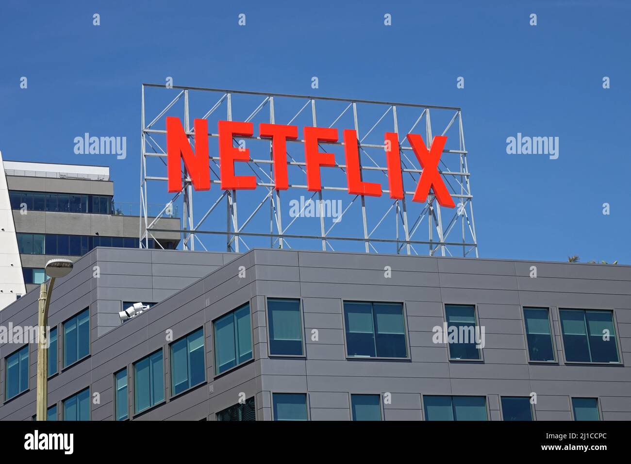 Hollywood, CA / USA - 24. März 2022: Über dem Bürogebäude des Video-Streaming-Unternehmens in der Vine Street ist ein großes, rotes Netflix-Schild zu sehen Stockfoto