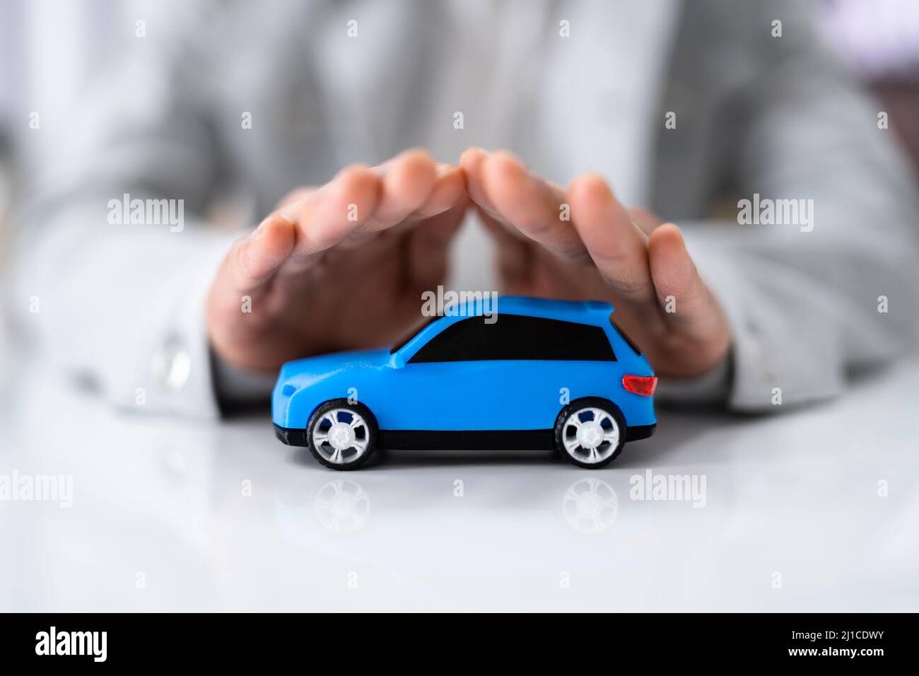 Kfz-Versicherung Garantie. Sicheres Fahrzeugkonzept. Sichern Sie Toy Auto Stockfoto