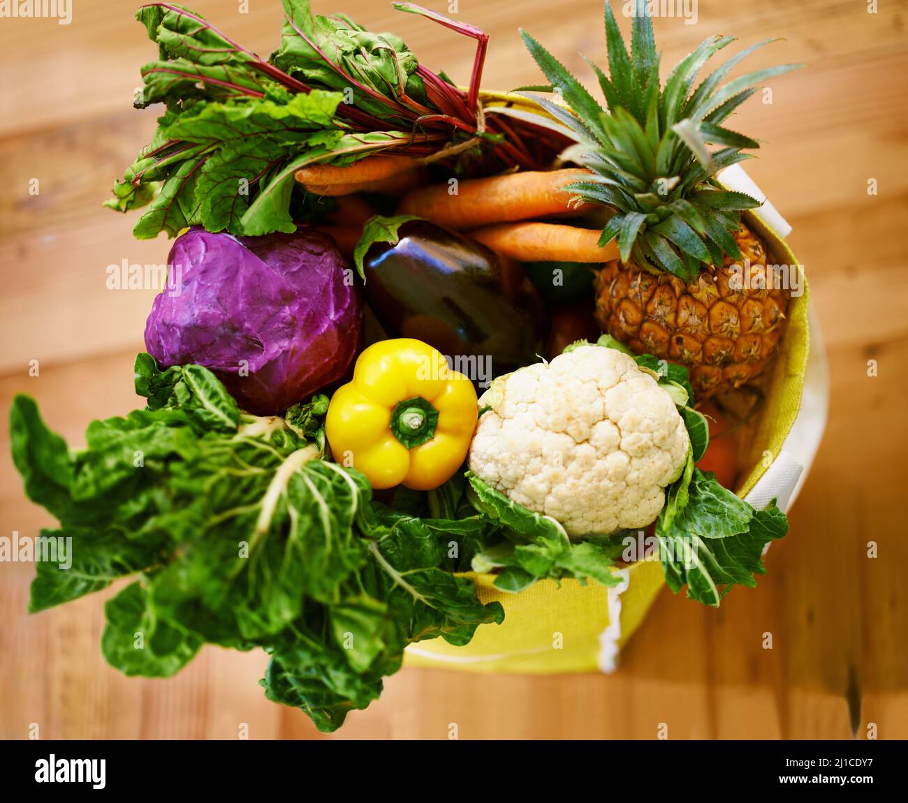 Holen Sie sich Ihre Grüns. Aufnahme einer Auswahl an Obst und Gemüse in einer Einkaufstasche. Stockfoto