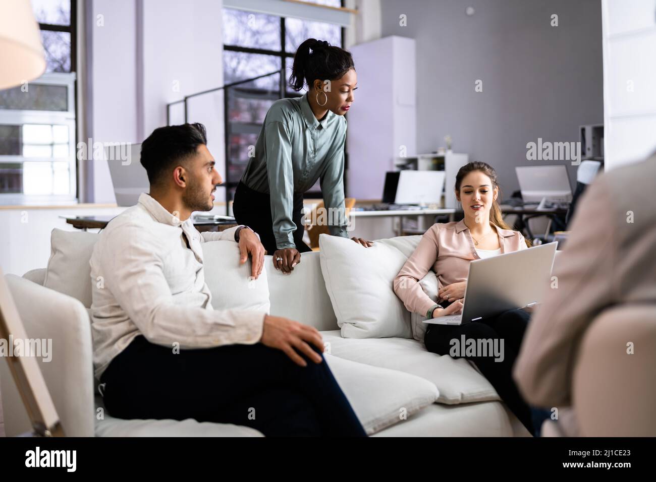 Junge Menschen, Die In Coliving Space Arbeiten Stockfoto