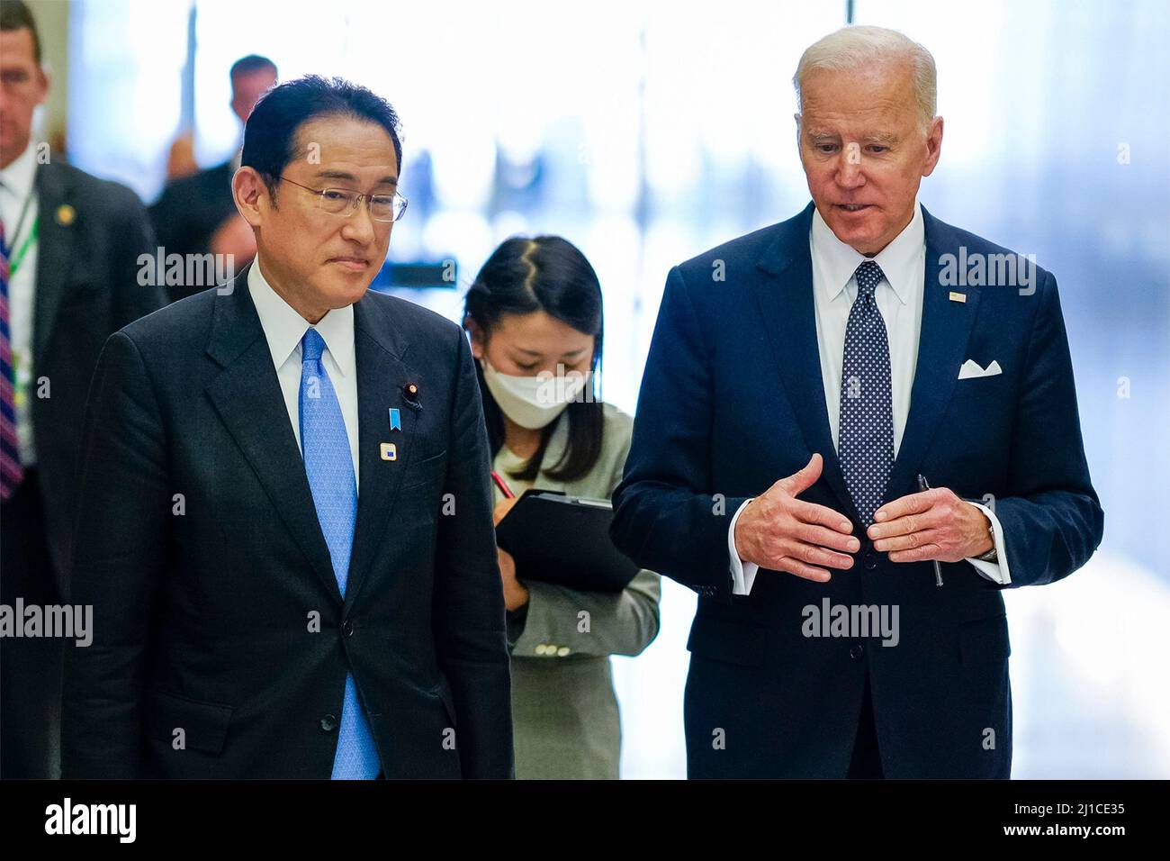 Brüssel, Belgien. 24. März 2022. US-Präsident Joe Biden, geht mit dem japanischen Premierminister Fumio Kishida, der links war, während der Notfallsitzung der G7 Nationen am NATO-Hauptquartier am 24. März 2022 in Brüssel, Belgien, zusammen. Biden hofft, dass die alliierten Nationen den Druck auf Russland weiter erhöhen werden, da die Ukraine einen Monat seit der Invasion markiert. Bild: Adam Schultz/White House Photo/Alamy Live News Stockfoto
