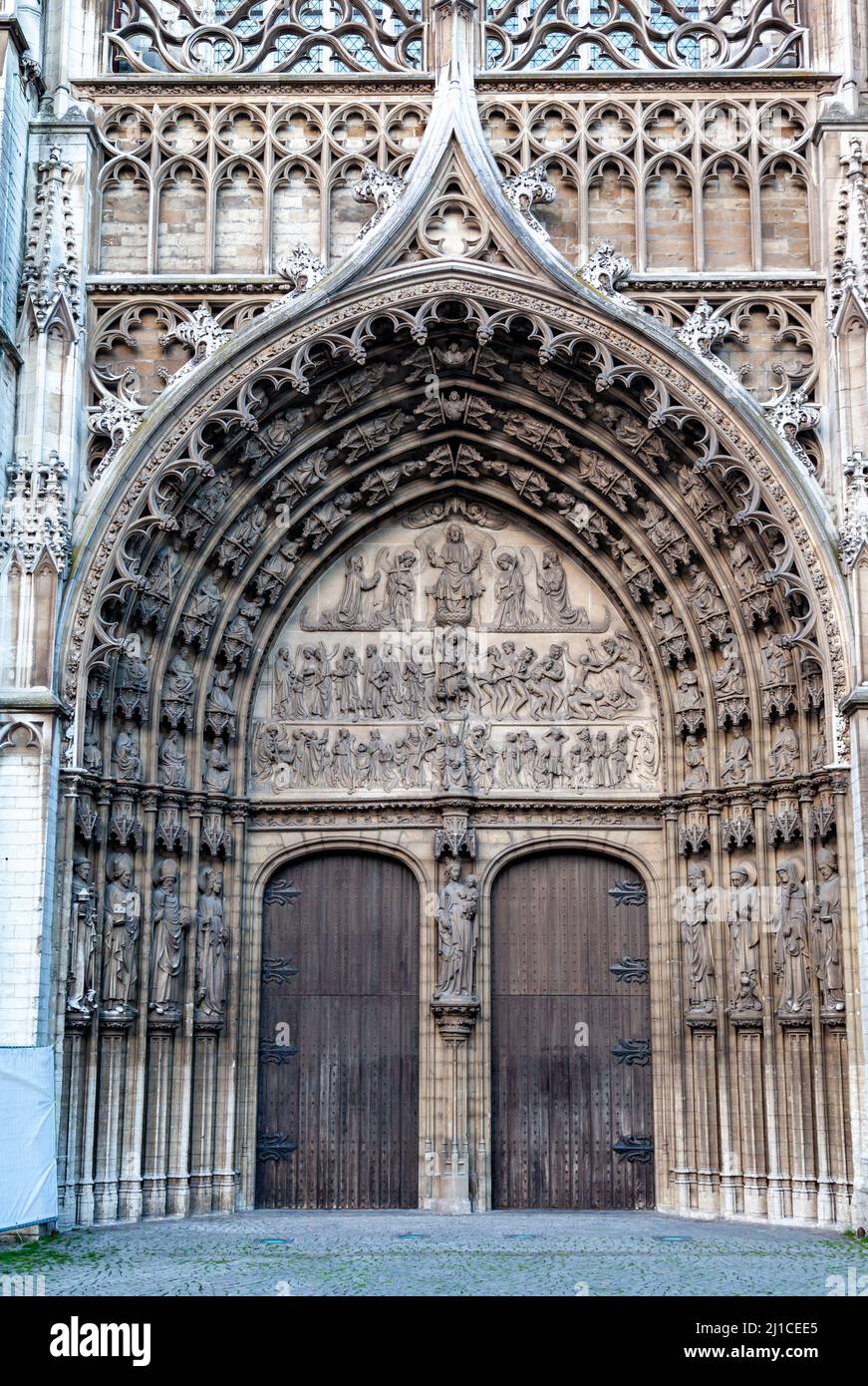 Eine schöne Aufnahme des Haupteingangs der Kathedrale unserer Lieben Frau von Antwerpen während des Tages, Belgien Stockfoto