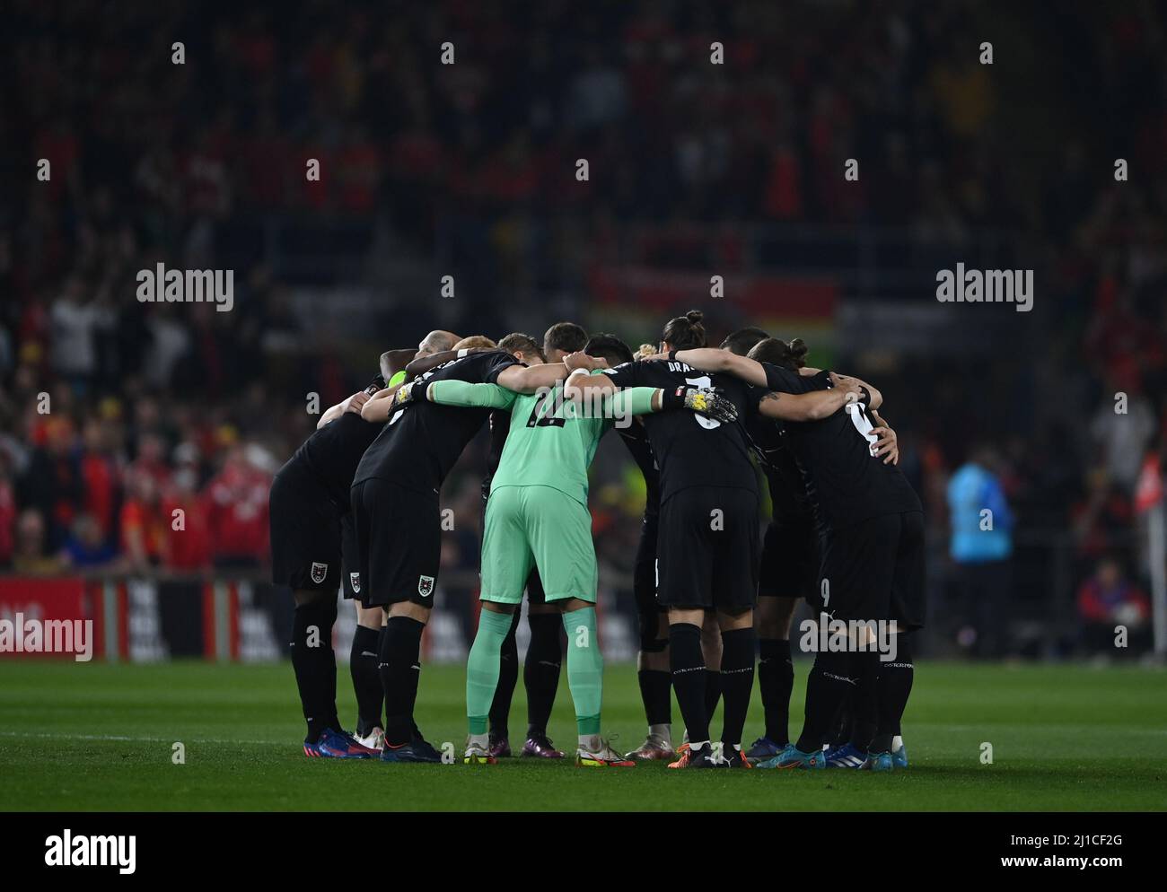 Das österreichische Team hat sich vor dem FIFA-WM-Qualifikationsspiel im Cardiff City Stadium, Cardiff, in einer Gruppe zusammengefunden. Bilddatum: Donnerstag, 24. März 2022. Stockfoto