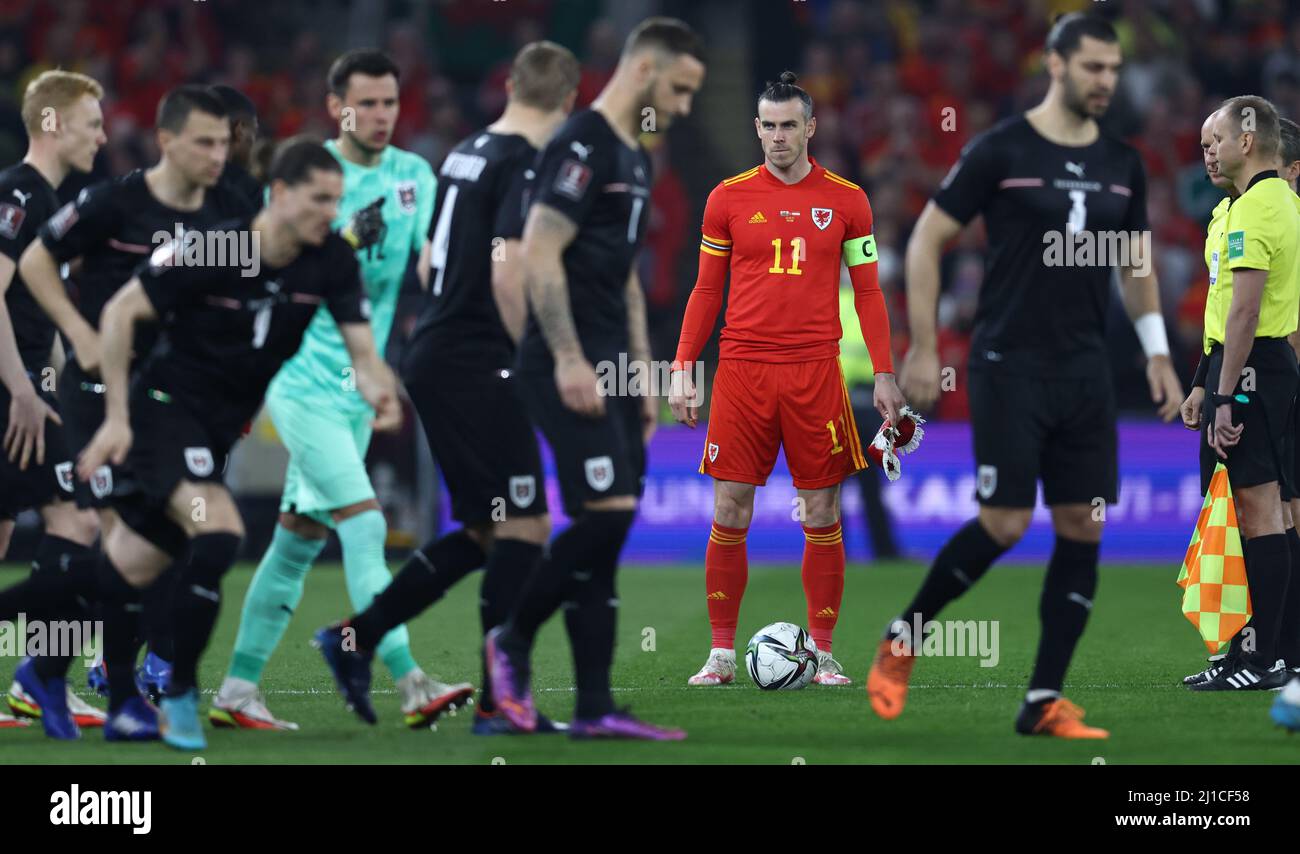 Cardiff, Wales, 24.. März 2022. Gareth Bale aus Wales beobachtet das österreichische Team während des FIFA World Cup 2023 Qualifying - European Match im Cardiff City Stadium, Cardiff. Bildnachweis sollte lauten: Darren Staples / Sportimage Stockfoto