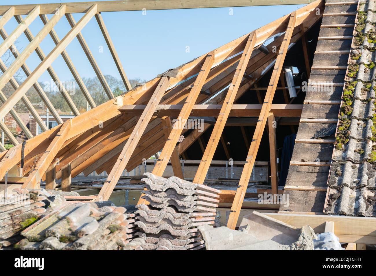 Hölzerne Dachkonstruktion des Hauses Stockfoto