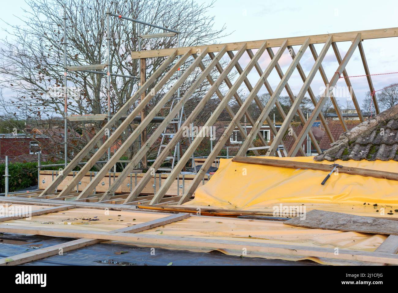 Hölzerne Dachkonstruktion des Hauses Stockfoto