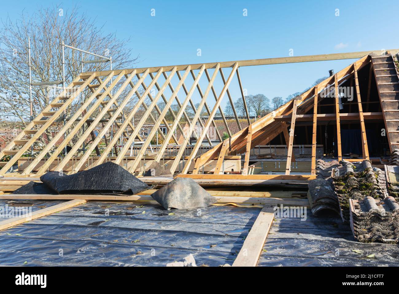 Hölzerne Dachkonstruktion des Hauses Stockfoto