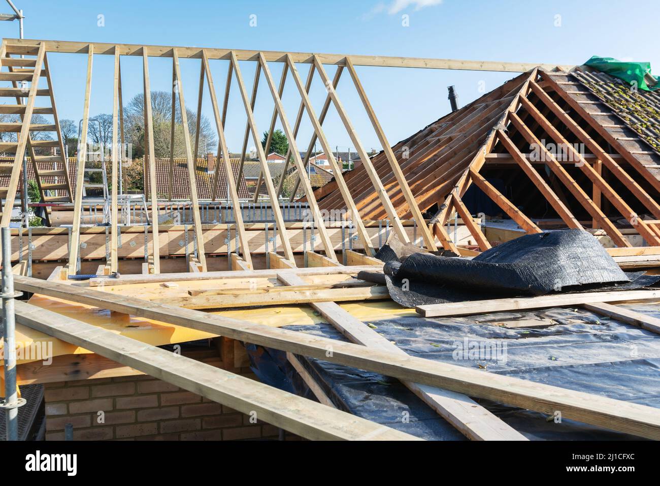 Hölzerne Dachkonstruktion des Hauses Stockfoto