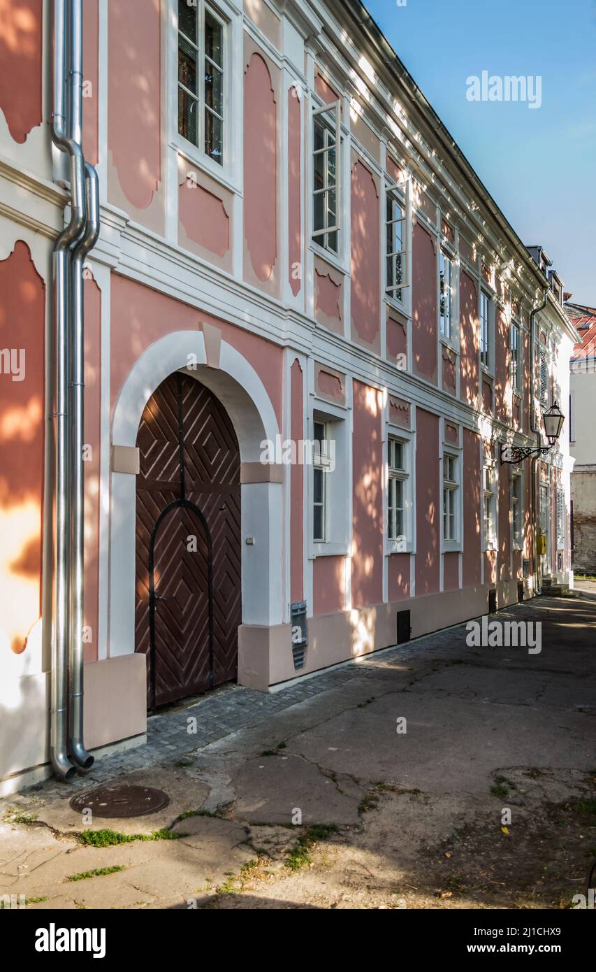 Altes Holztor im unteren Teil der Festung Petrovaradin. Stockfoto