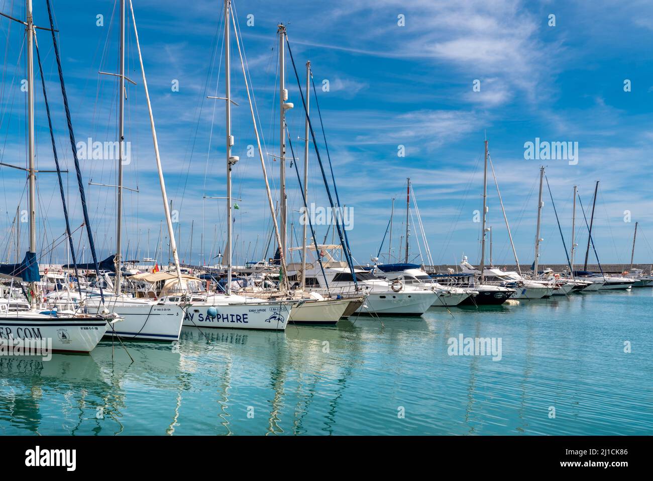 Blick vom Hafen von Fuengirola City. Promenade mit Restaurants und Bars, Booten und Yachten, die direkt vor den Restaurants angedockt sind. Stockfoto