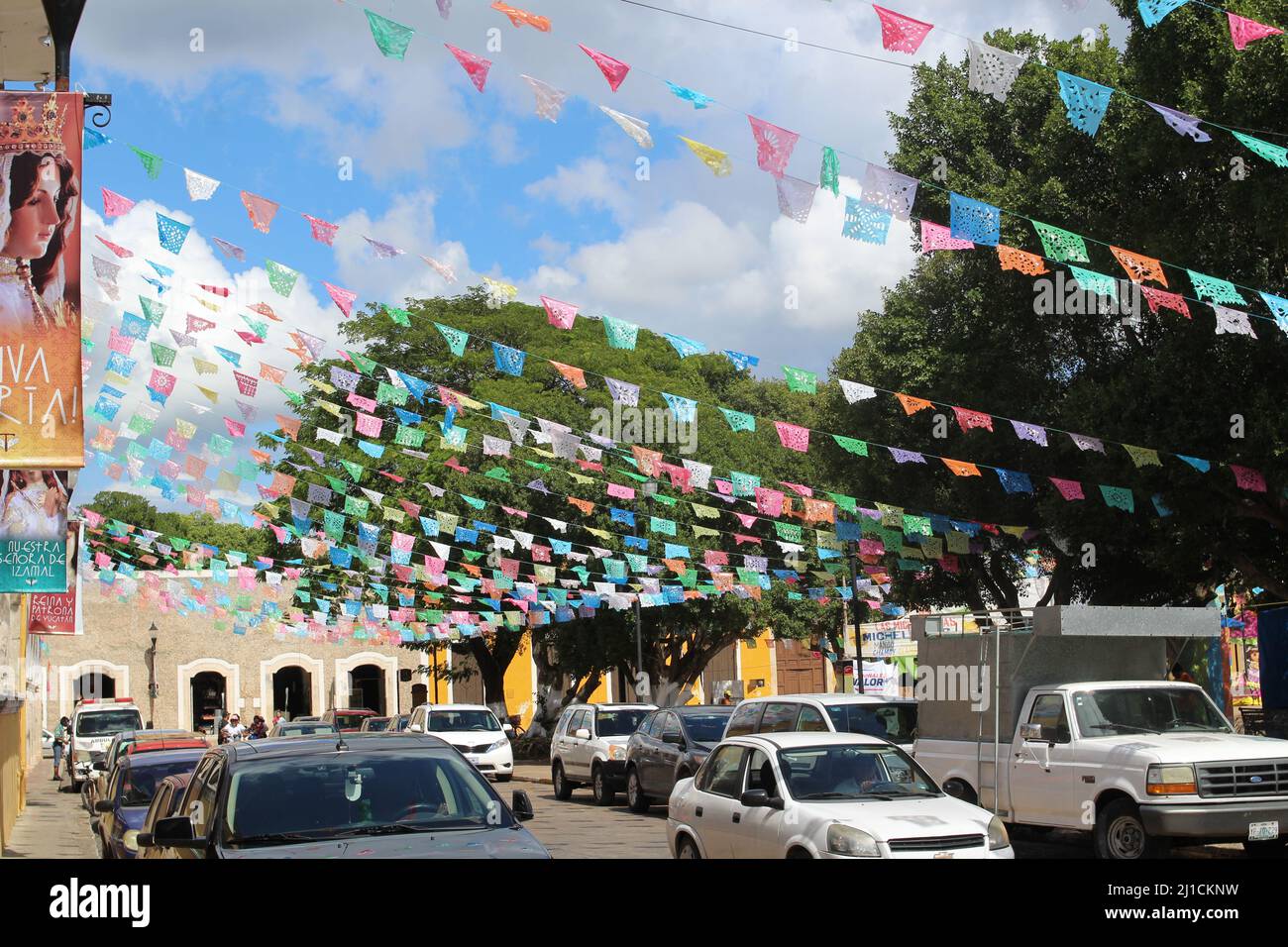 IZAMAL, YUCATAN, MEXIKO - 31. OKTOBER 2016 die gelben Straßen der Stadt mit Fahnen Stockfoto