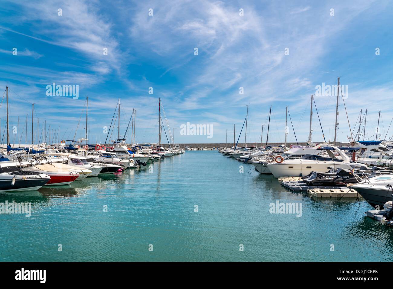 Blick vom Hafen von Fuengirola City. Promenade mit Restaurants und Bars, Booten und Yachten, die direkt vor den Restaurants angedockt sind. Stockfoto