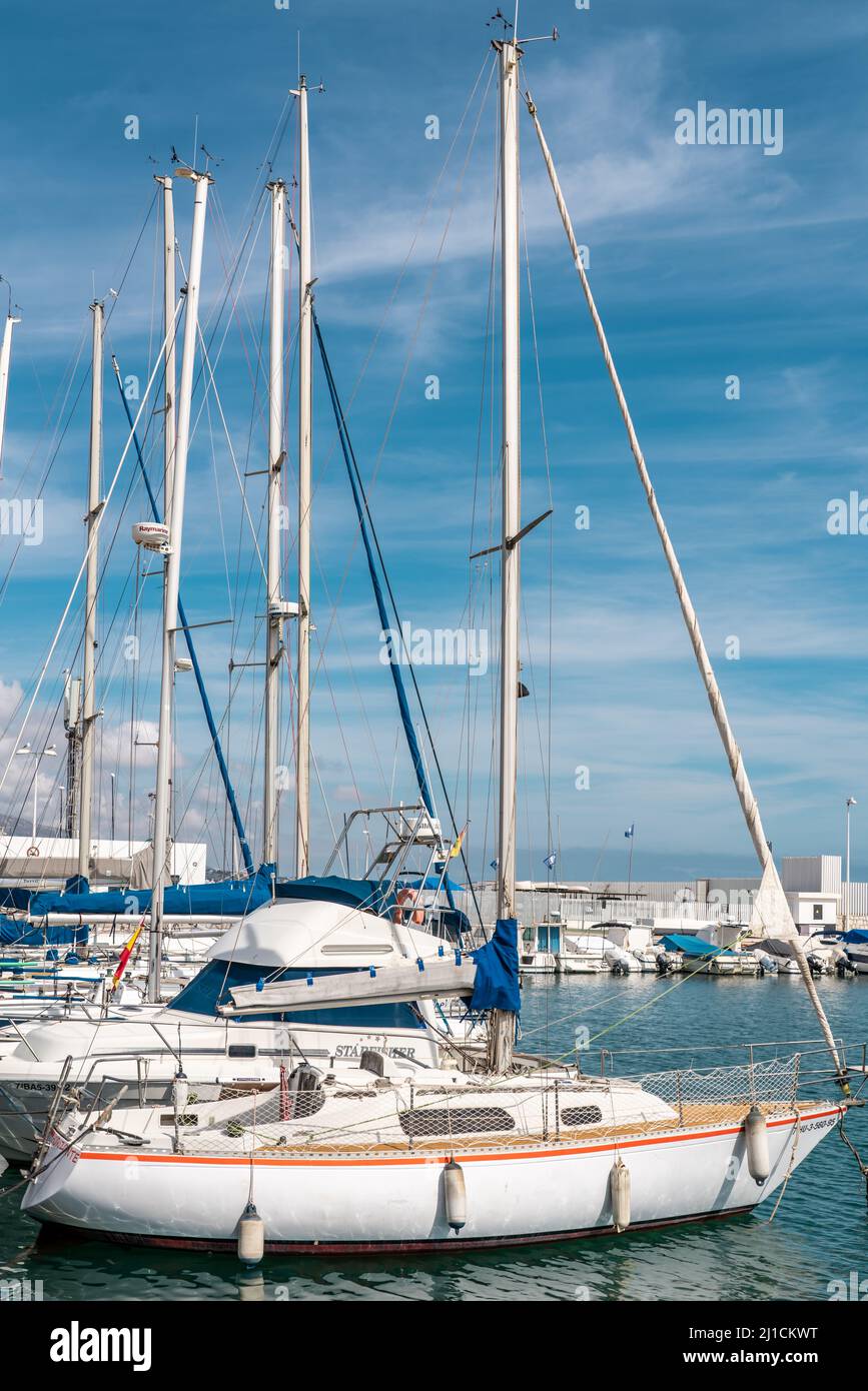 Blick vom Hafen von Fuengirola City. Promenade mit Restaurants und Bars, Booten und Yachten, die direkt vor den Restaurants angedockt sind. Stockfoto