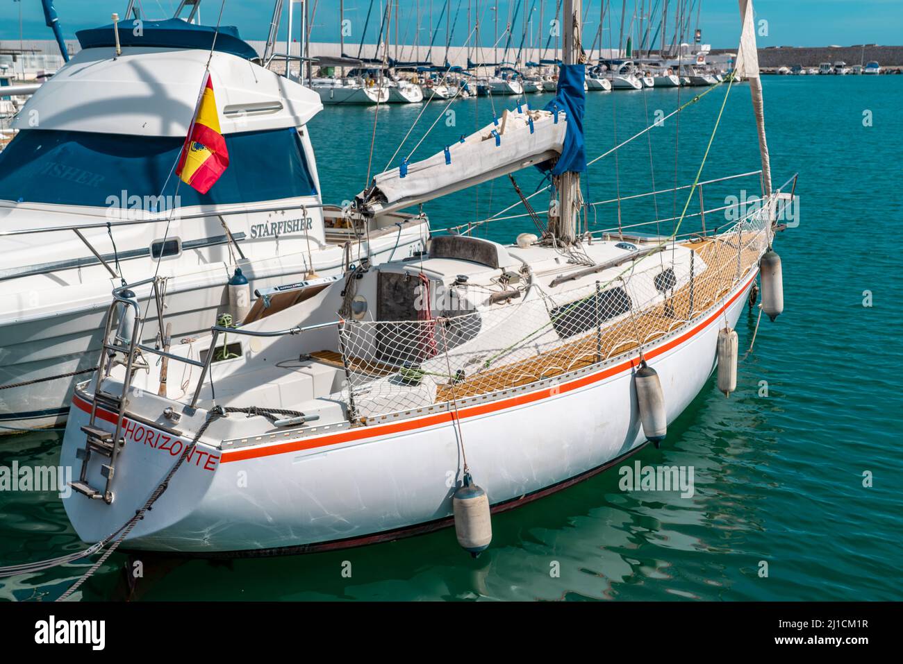 Blick vom Hafen von Fuengirola City. Promenade mit Restaurants und Bars, Booten und Yachten, die direkt vor den Restaurants angedockt sind. Stockfoto