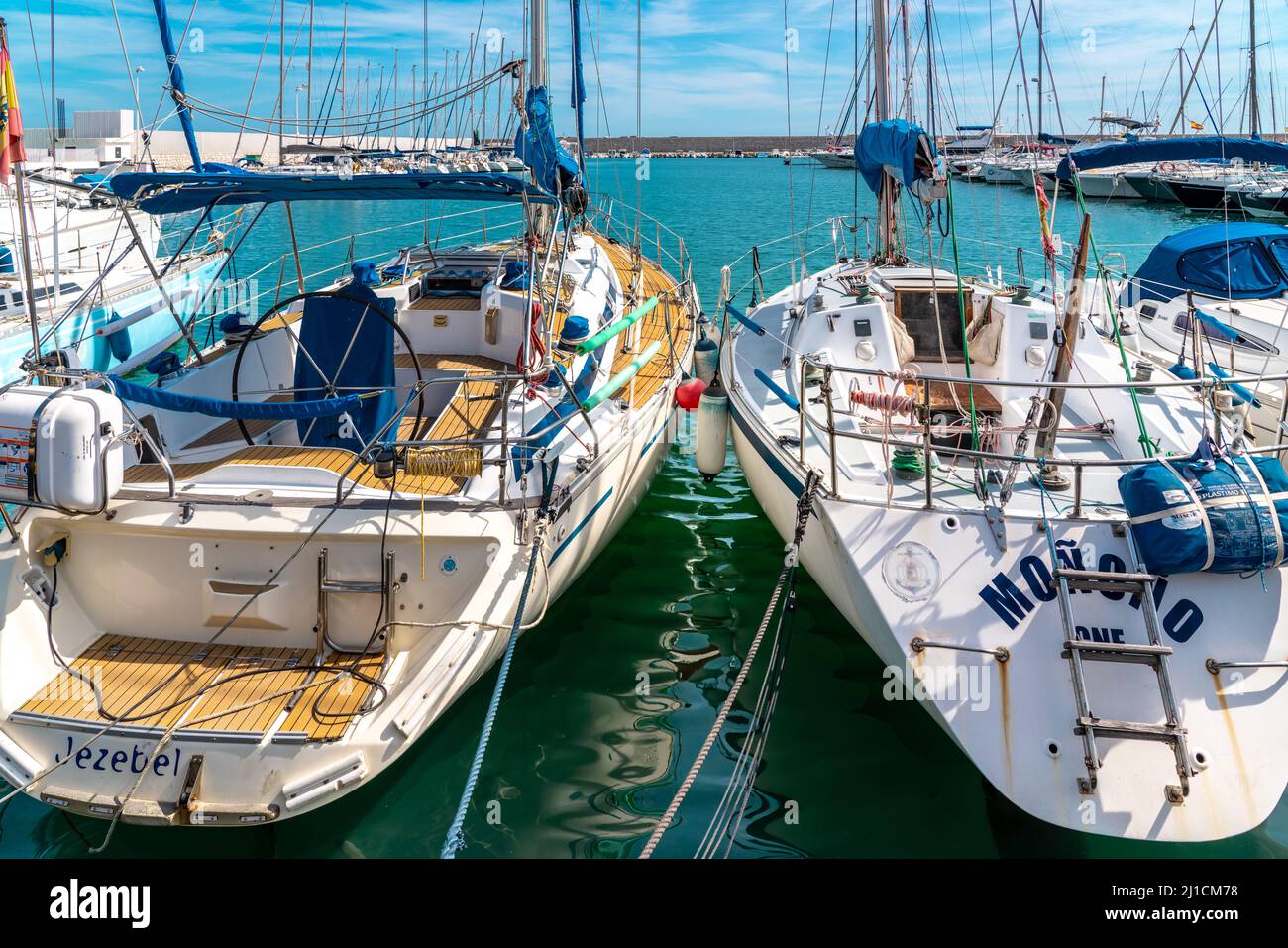 Blick vom Hafen von Fuengirola City. Promenade mit Restaurants und Bars, Booten und Yachten, die direkt vor den Restaurants angedockt sind. Stockfoto