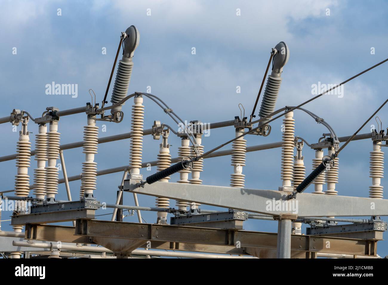 An einer Unterstation für die elektrische Stromübertragung befestigungen mit Volllastunterbrecher. Stockfoto