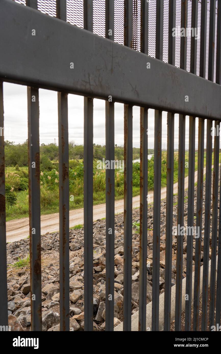 Der Rio Grande River und Mexiko, gesehen durch die Grenzmauer in Brownsville, Texas. Von der texanischen Seite der Wand aus gesehen. Stockfoto