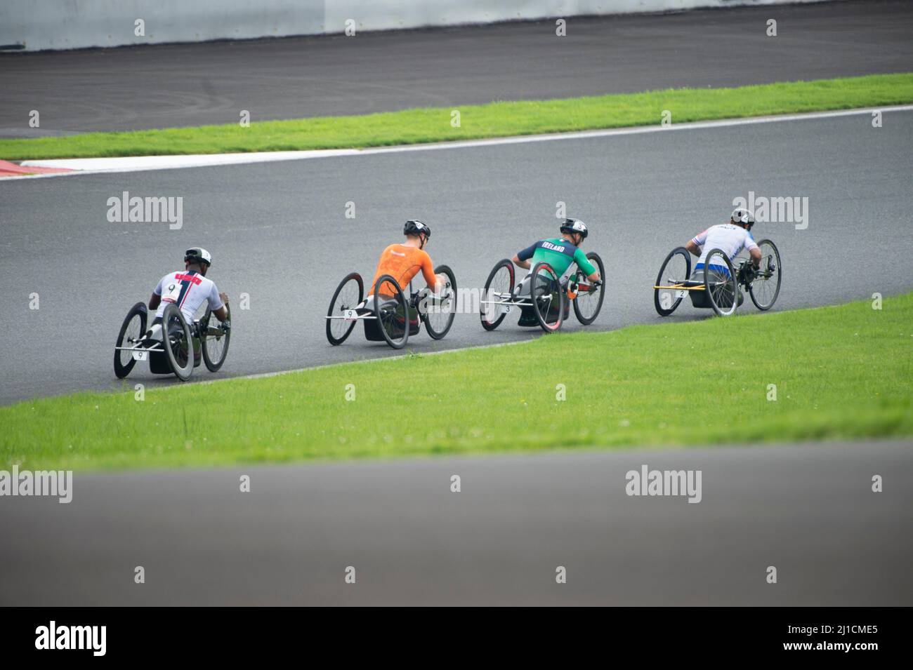 Paracyfahrer beim Straßenrennen der Männer H5 auf dem Fuji International Raceway Course, den Paralympischen Spielen von Tokio 2020. Stockfoto