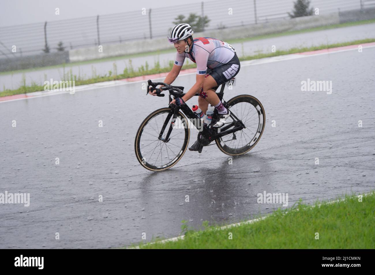 Shawn Morelli aus den Vereinigten Staaten fährt beim Straßenrennen der Frauen C4 bei den Paralympischen Spielen in Tokio durch starken Regen. Stockfoto