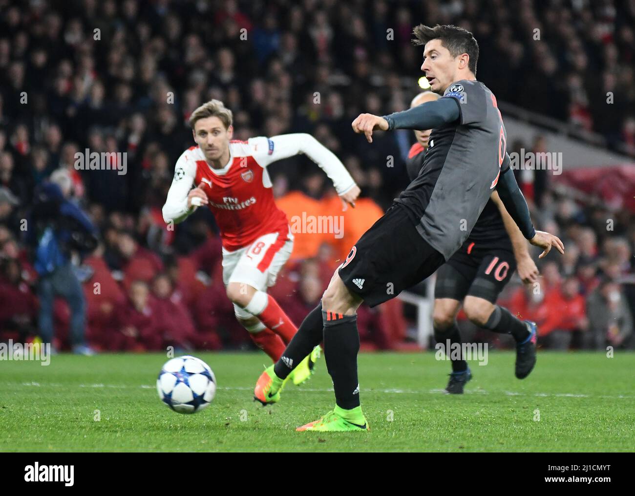 LONDON, ENGLAND - 7. MÄRZ 2017: Robert Lewandowski von Bayern schießt und punktet am Strafplatz während der zweiten Etappe der UEFA Champions League Runde 16 zwischen dem FC Arsenal und Bayern München im Emirates Stadium. Copyright: Cosmin Iftode/Picstaff Stockfoto