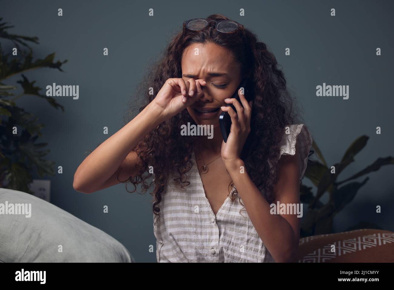 Bitte sagt mir, dass ich Träume Aufnahme einer weinenden Frau, während sie auf ihrem Handy sprach. Stockfoto