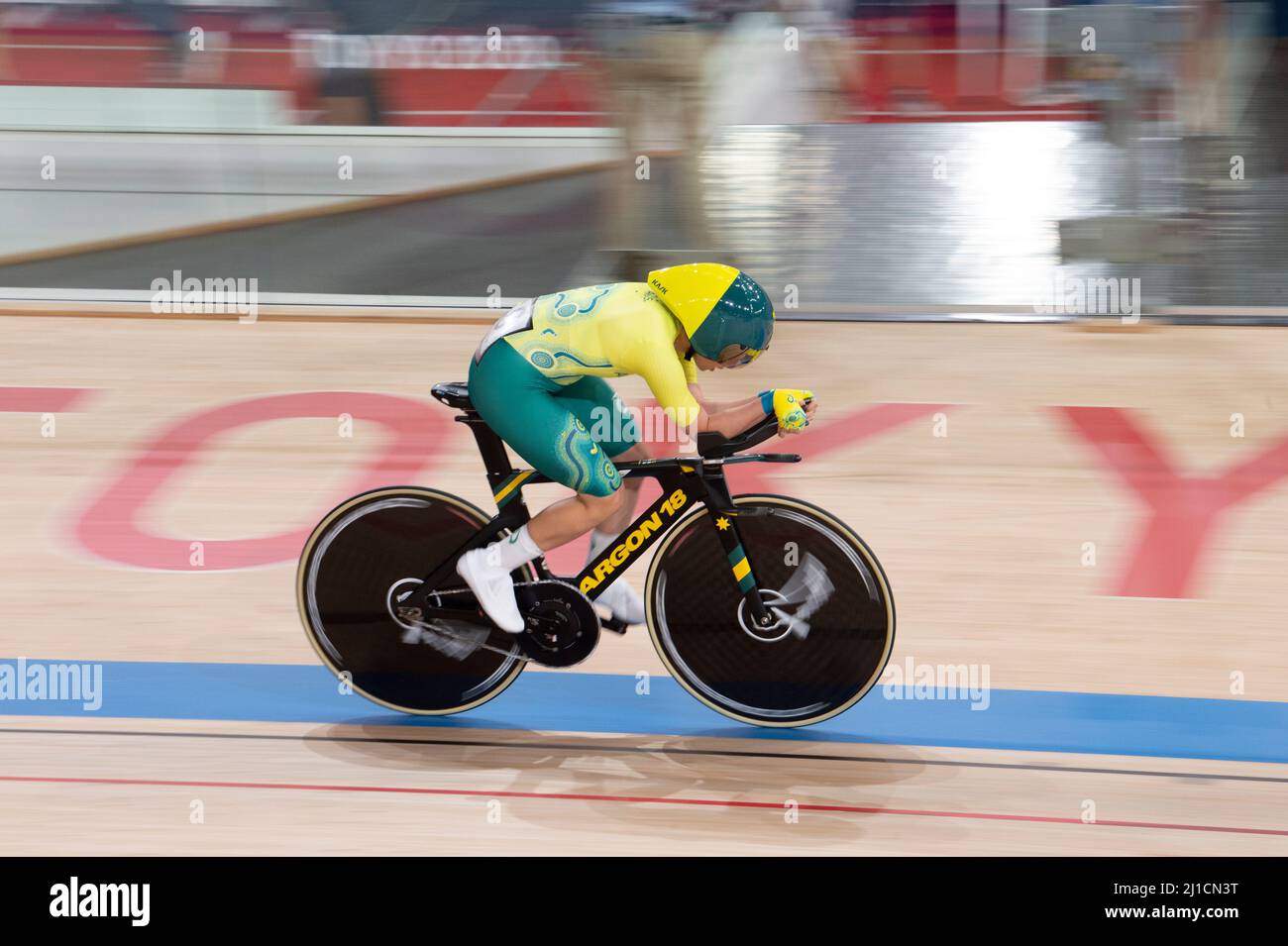 Paige Greco aus Australien tritt bei den Paralympics 2020 in Tokio bei der Einzeljagd der Frauen von C4-5 an. Stockfoto