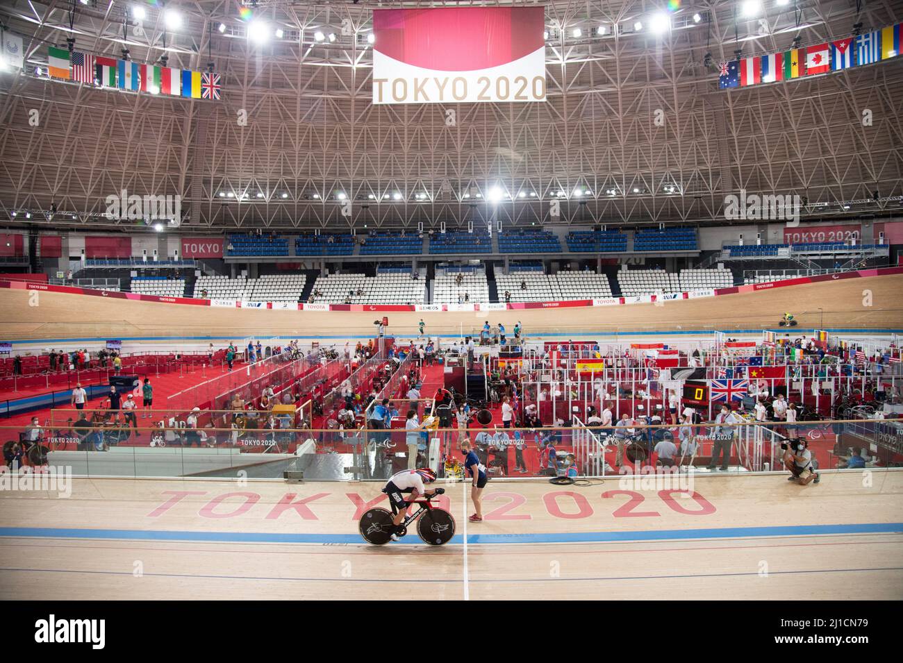 Shawn Morelli aus den Vereinigten Staaten gewann bei den Paralympischen Spielen in Tokio 2020 die Silbermedaille in der Einzeljagd der Frauen Stockfoto