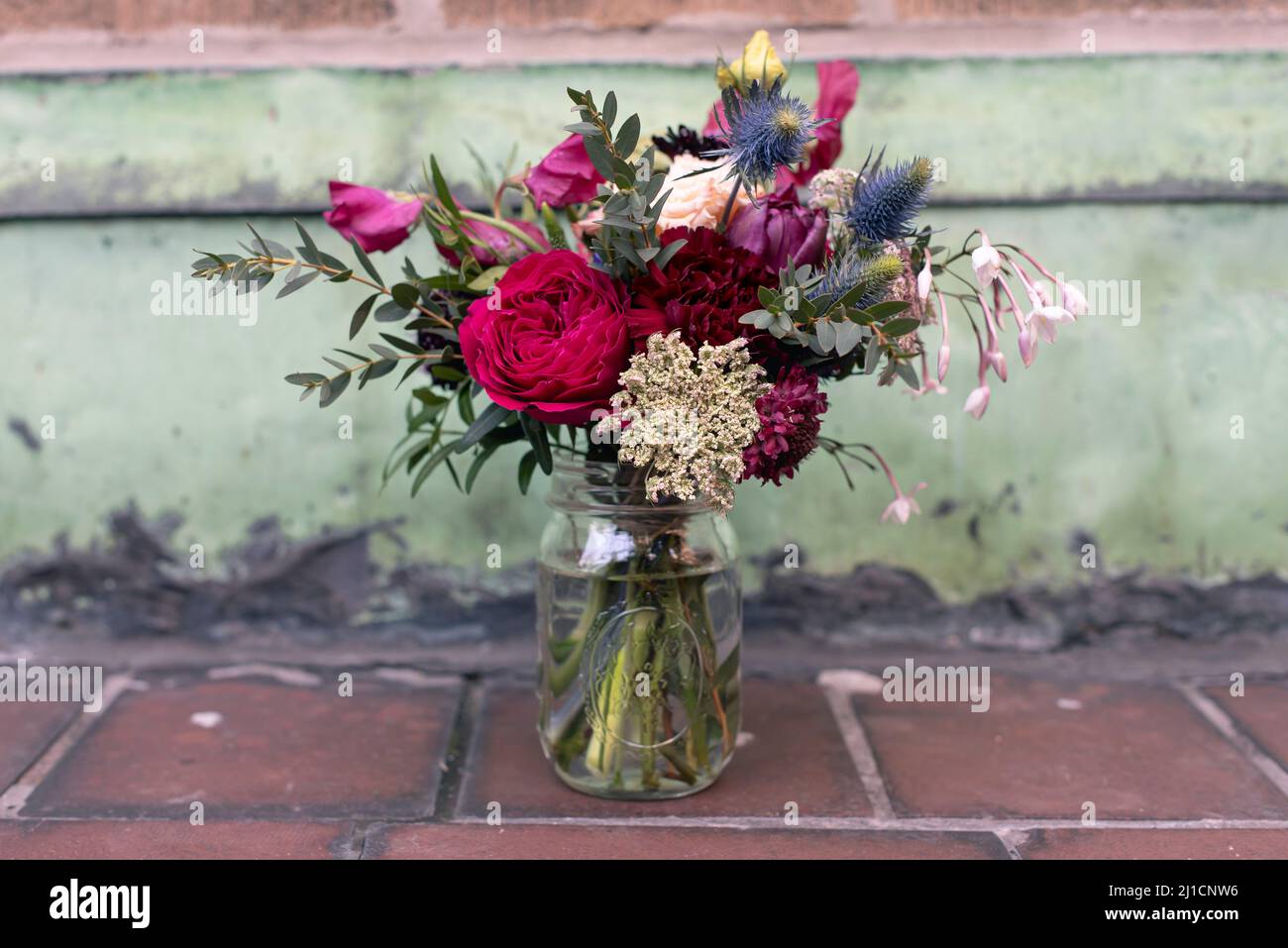 Ein farbenfroher Blumenstrauß in einer Blumenwerkstatt Stockfoto