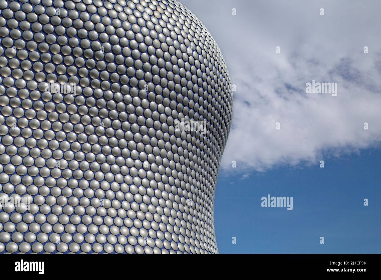 Abstrakter Blick auf das Selfridges Building, ein großes Kaufhaus im berühmten Bullring-Viertel im Stadtzentrum von Birmingham. Stockfoto