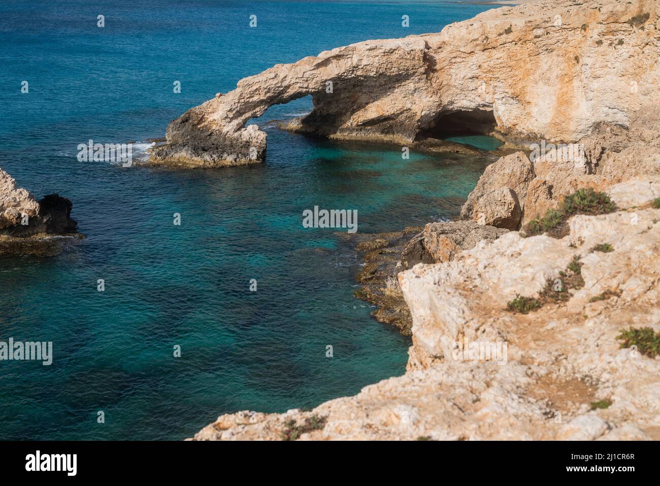 Blick auf die Brücke der Liebenden an der Küste mit Felsen in ayia napa Stockfoto