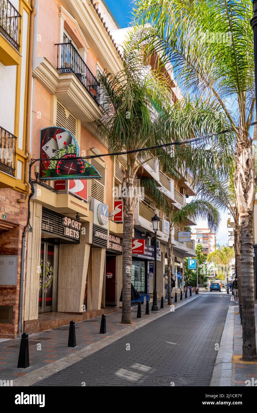 Schöne Straßen der Stadt Fuengirola in der Provinz Malaga. Berühmtes Reiseziel in Südspanien. Blick auf die Gebäude im Stadtzentrum und den Hafen Stockfoto