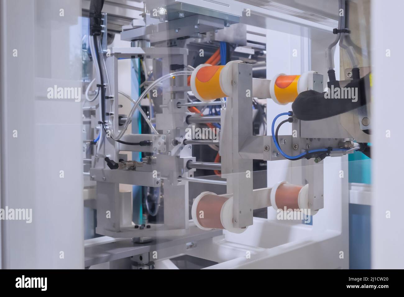 Produktion von leeren Kunststoffbechern - Spritzgießmaschine während der Arbeit Stockfoto