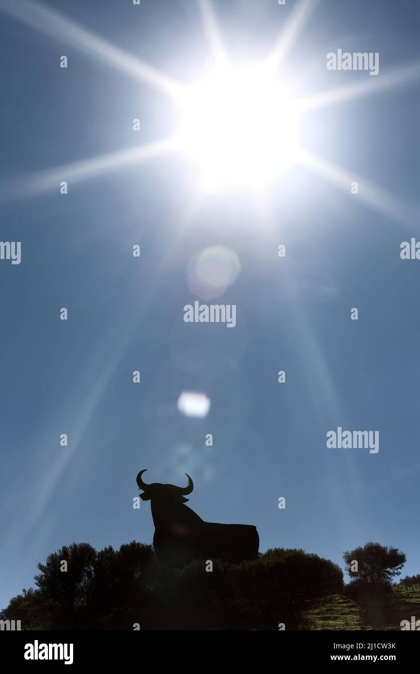 Osborne Stier Silhouette spanien andalusien kulturelle Wahrzeichen Zeichen unter spanischen Sonne Himmel Reise Ziel - toro de osborne Stockfoto