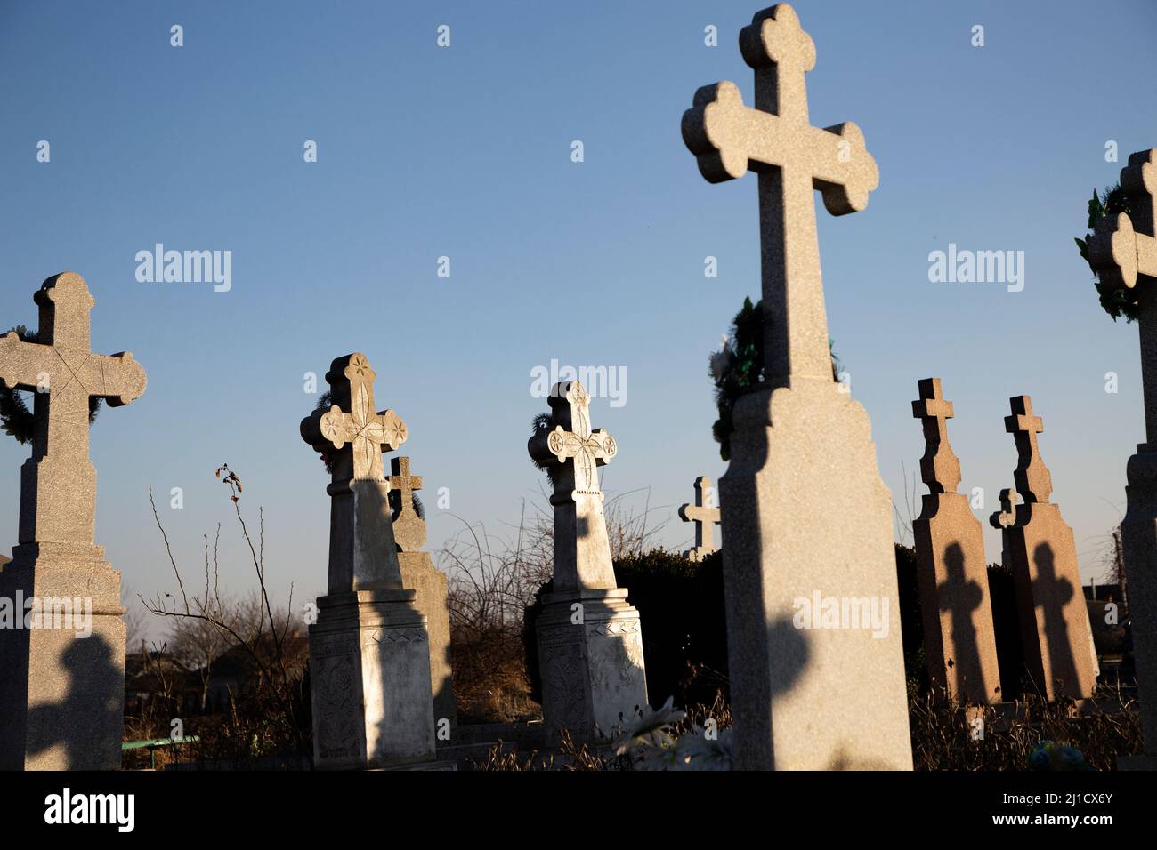 Friedhof, Grabsteine aus Granitkreuzen. Christliche Beerdigungstraditionen. Traurigkeit, Lebensende. Beendet den Krieg in der Ukraine Stockfoto