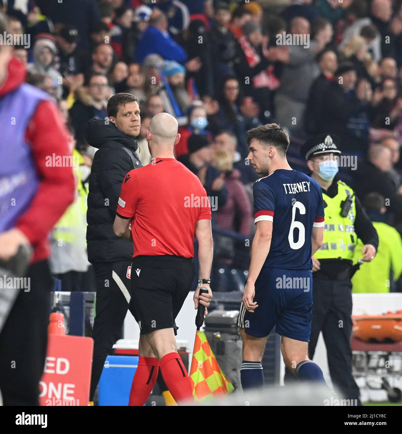 Hampden Park, Glasgow.Schottland Großbritannien. Donnerstag, 24. März 22. Internationales freundliches Schottland gegen Polen. Kieran Tierney aus Schottland hat nach einer Strafentscheidung Worte mit dem Beistand-Schiedsrichter Credit: eric mccowat/Alamy Live News Stockfoto