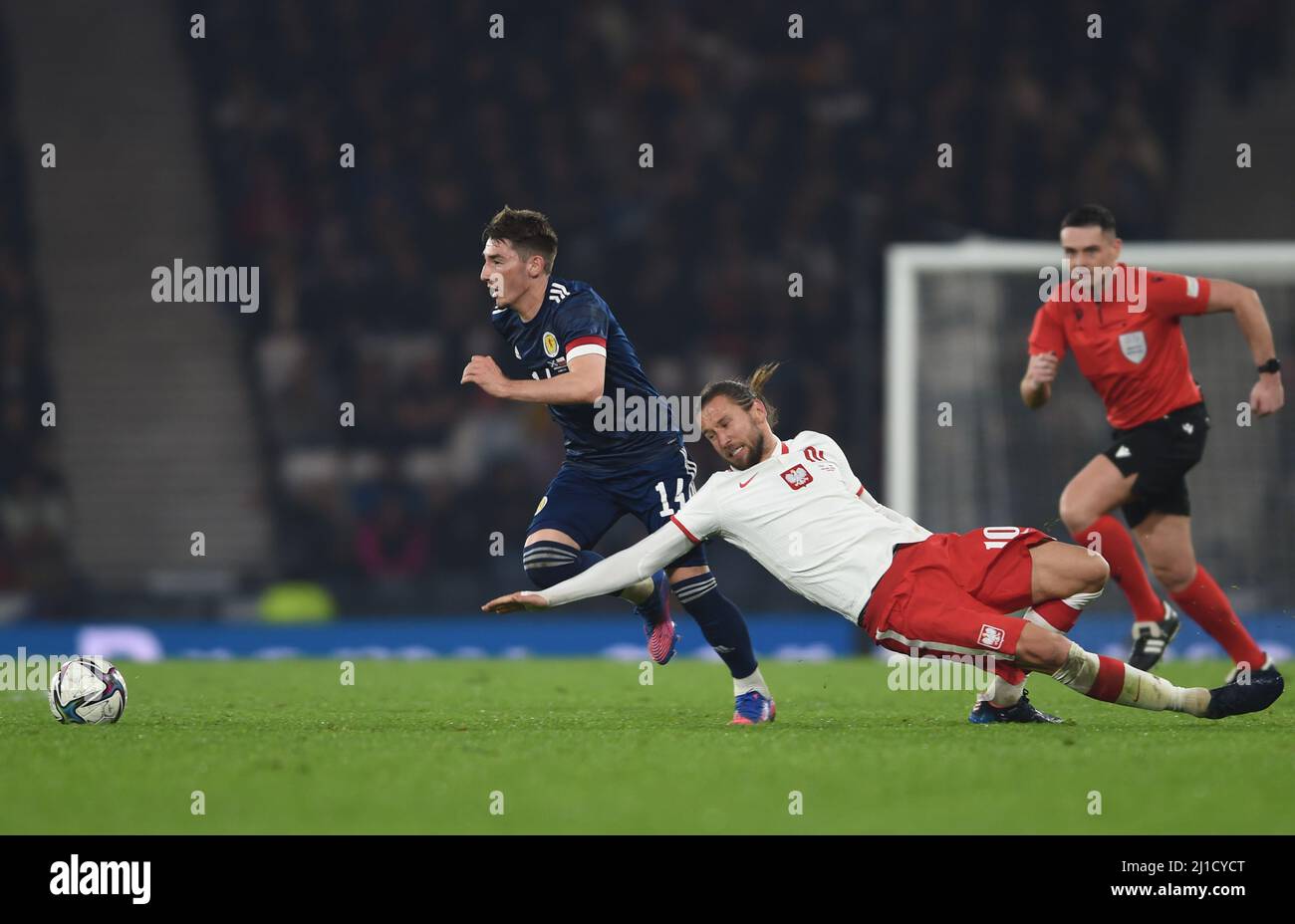 Glasgow, Schottland, 24.. März 2022. Billy Gilmour aus Schottland und Grzegorz Krychowiak aus Polen beim Internationalen Freundschaftsspiel im Hampden Park, Glasgow. Bildnachweis sollte lauten: Neil Hanna / Sportimage Stockfoto