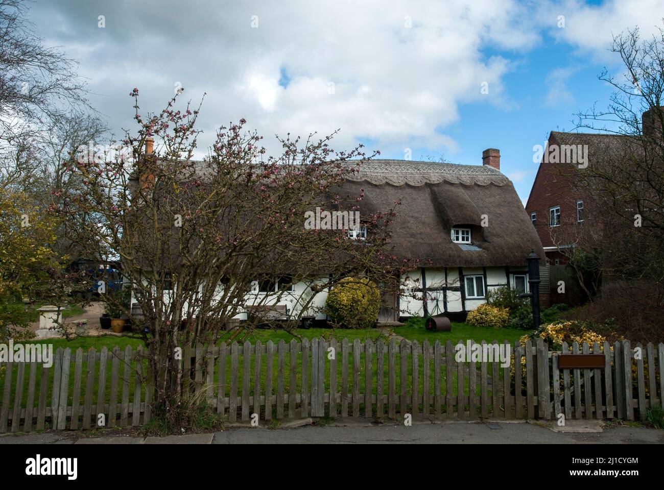 Altes traditionelles romantisches Reetdach englisches Landhaus Stockfoto