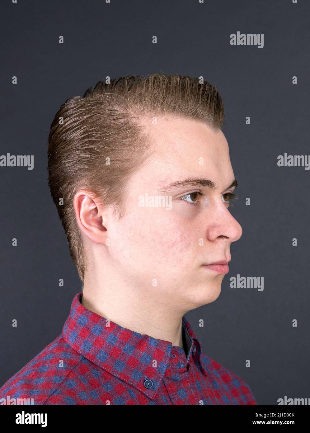 Portrait von unglücklichen sechzehn Jahre alten Jungen im Studio Stockfoto